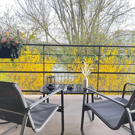 Cozy Riverfront Living, 5-min Walk To Riverside Train